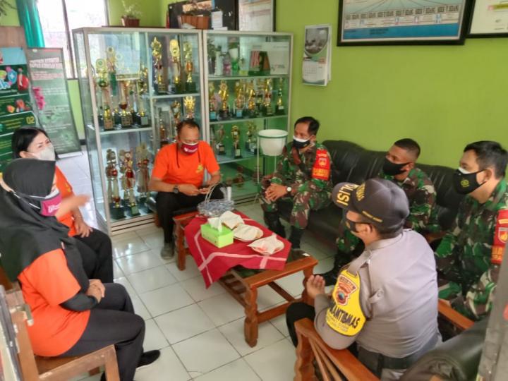 Babinsa dan Bhabinkamtibmas Koramil 23/Magelang Komsos dengan Guru SD Kramat 3